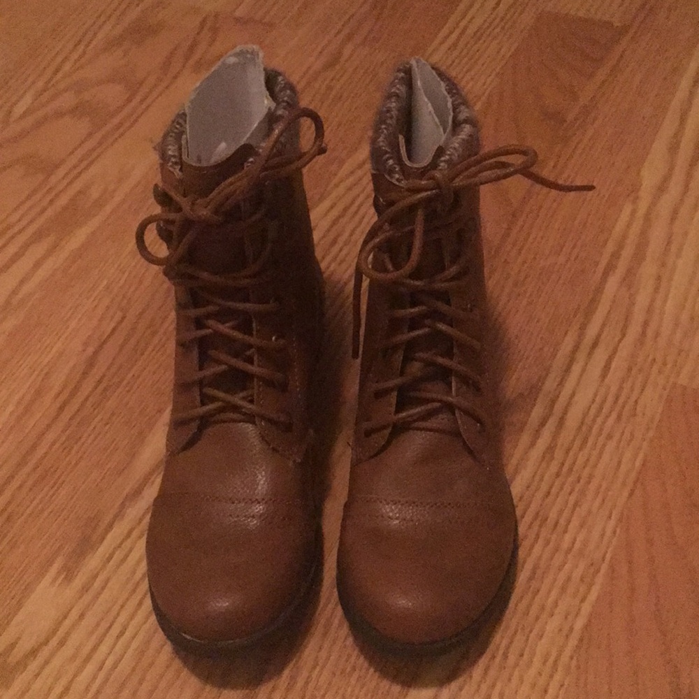7 1/2 brown boots never worn